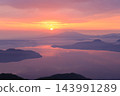 Early morning view of Tsubetsu Pass and sea of ​​clouds (Hokkaido) 143991289