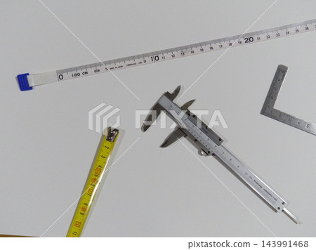 各種測量工具散落在白色背景上 各種測量工具散落在白色背景上 143991468