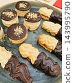 small chocolate desserts 143995790