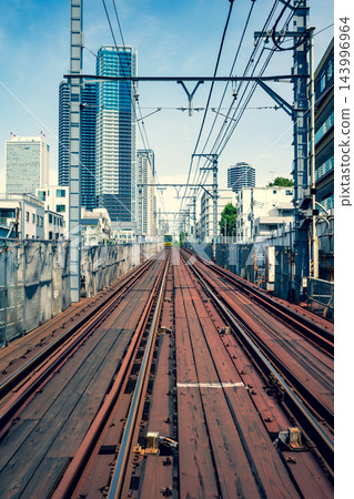 東京，南池袋：都電荒川線地下施工中及一棟高層公寓。 2026.07 b-3 強調冷暖色調 143996964