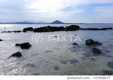 濟州島美麗的海灘-濟州島最東端的牛島海灘被譽為韓國最美麗的海灘。 濟州島美麗的海灘-濟州島最東端的牛島海灘被譽為韓國最美麗的海灘。 143998677