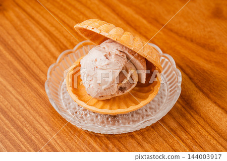 這款最中冰淇淋融合了酥脆的最中威化餅和冰涼冰淇淋的美味組合，令人回味無窮。 144003917