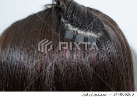 一張女性頭髮的特寫鏡頭，顯示了接髮的位置。 144009269