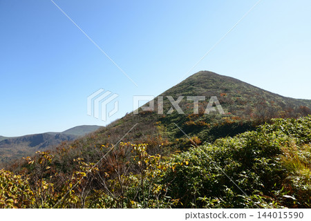 岩手縣栗駒山:從登山道上可以看到開始呈現秋色的真崎山。 岩手縣栗駒山:從登山道上可以看到開始呈現秋色的真崎山。 144015590