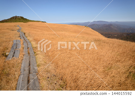 秋田縣栗駒山天滿山脊路線:白金濕地草地秋色與木棧道 秋田縣栗駒山天滿山脊路線:白金濕地草地秋色與木棧道 144015592