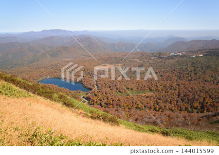 從岩手縣栗駒山天滿山脊路線眺望菅川湖和菅川高原溫泉。 從岩手縣栗駒山天滿山脊路線眺望菅川湖和菅川高原溫泉。 144015599