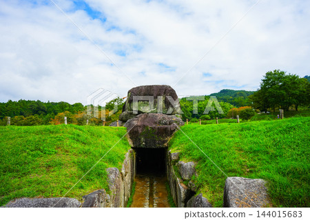 奈良縣,碧空如洗,綠樹環繞,飛鳥石舞台古墳。 奈良縣,碧空如洗,綠樹環繞,飛鳥石舞台古墳。 144015683
