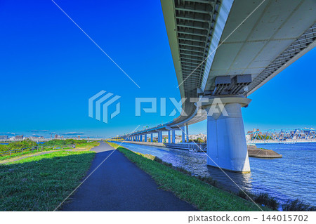 View of the Metropolitan Expressway Harp Bridge from the Arakawa River embankment View of the Metropolitan Expressway Harp Bridge from the Arakawa River embankment 144015702