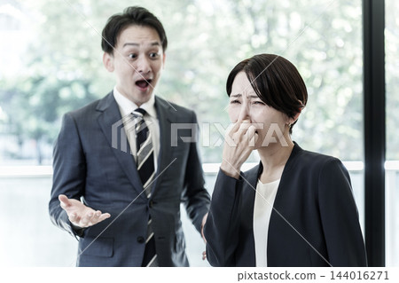 Bad breath problems in business settings: Smell harassment 144016271