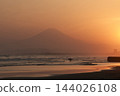 湘南久幻沼海灘日落時分富士山的剪影。 144026108