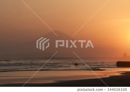 湘南久幻沼海灘日落時分富士山的剪影。 144026108