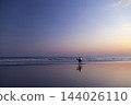 湘南久沼海灘：日落後的天空和衝浪者的剪影。 144026110