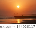 湘南久幻沼海灘美麗的日落。 144026117