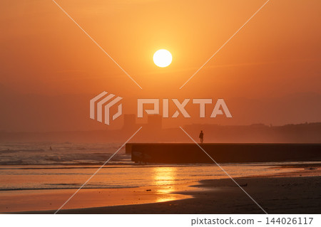 湘南久幻沼海灘美麗的日落。 144026117