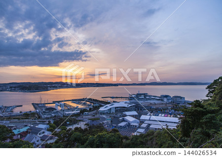湘南江之島：日出前的天空與湘南港 144026534