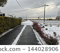 冬日的天空下，一條公路蜿蜒穿過白雪皚皚的鄉村。 144028906