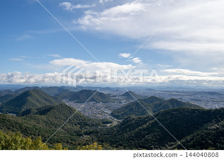 從金華山俯瞰岐阜市及週邊山脈全景，天空湛藍，雲朵朵白雲。 [岐阜風景照] 144040808